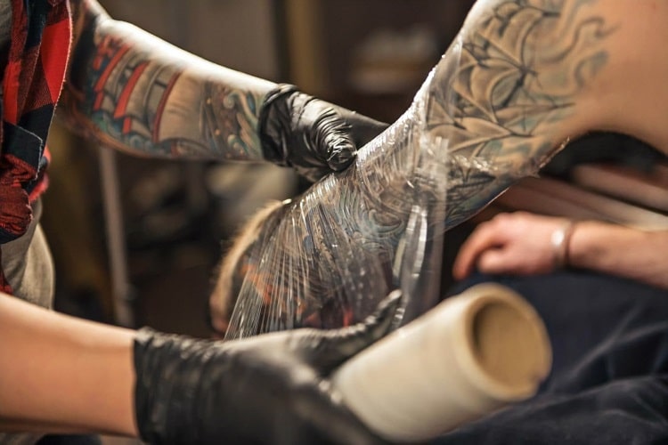Gojenie tatuażu pod folią ochronną