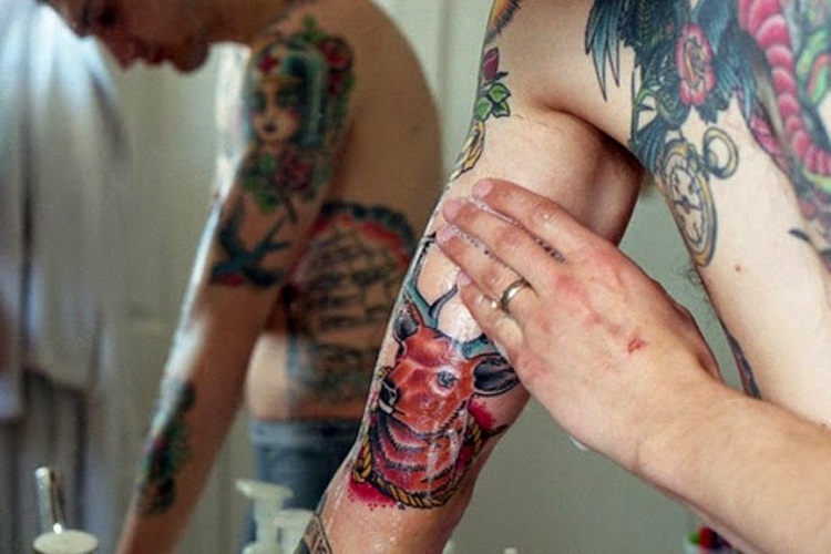 Mycie tatuażu w trakcie dbania